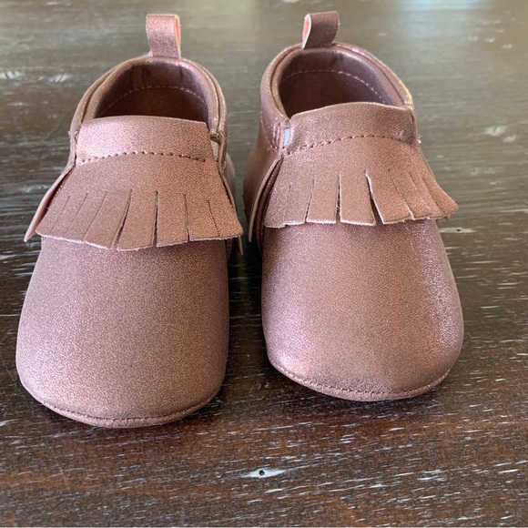💙3/$12 Pink Glitter Moccasins 6-9 Months - Picture 2 of 8